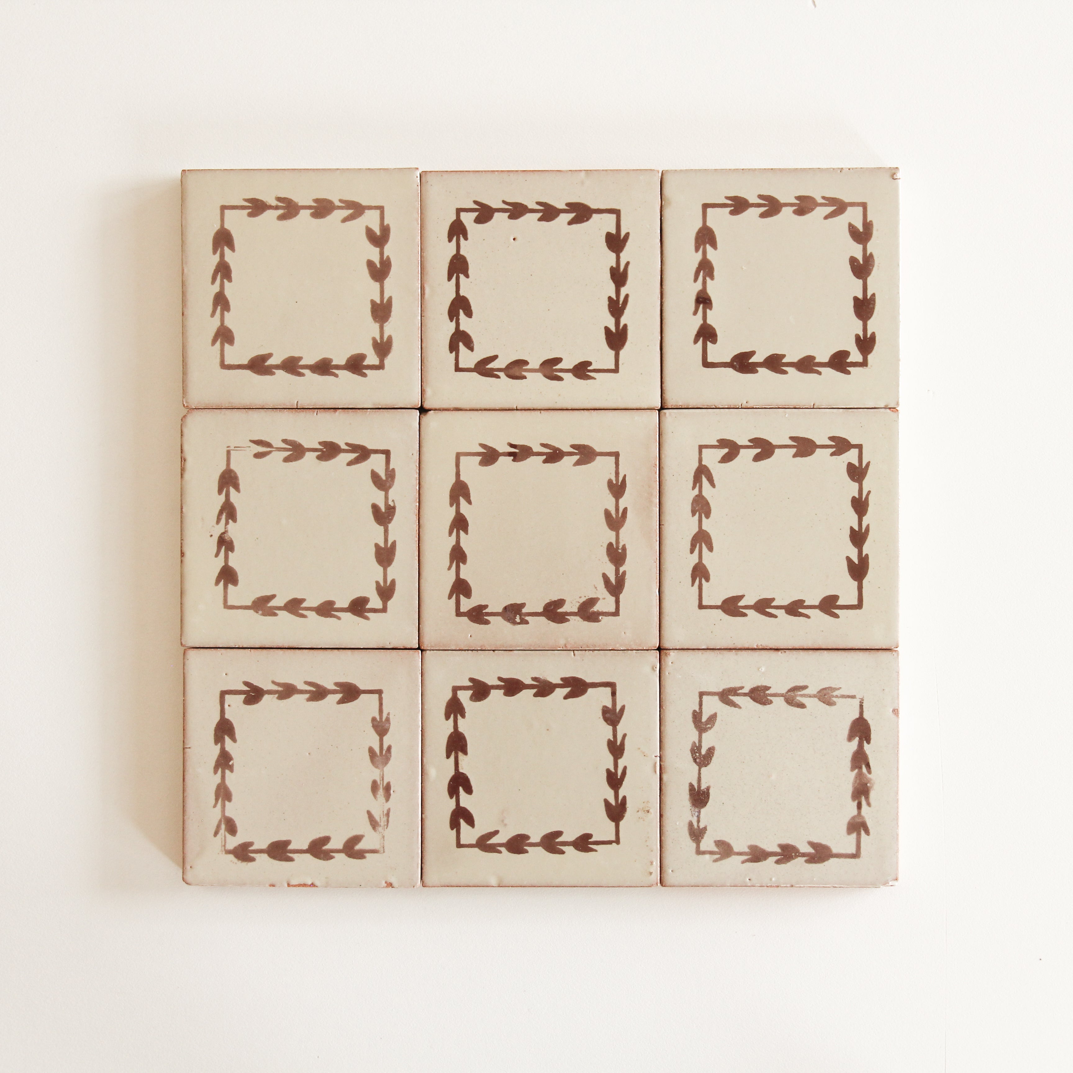 EZMANO1010 Tulip Chocolate