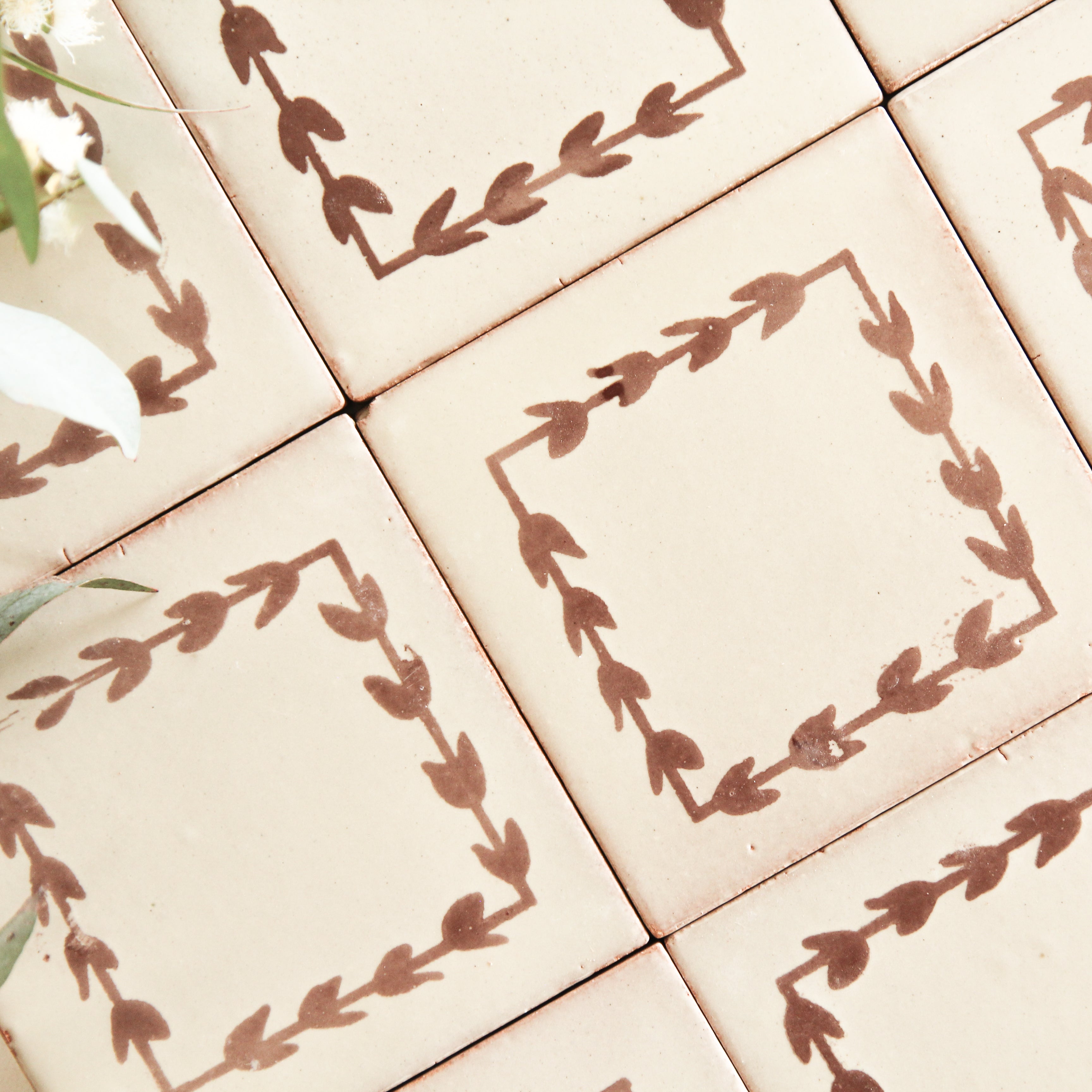 EZMANO1010 Tulip Chocolate